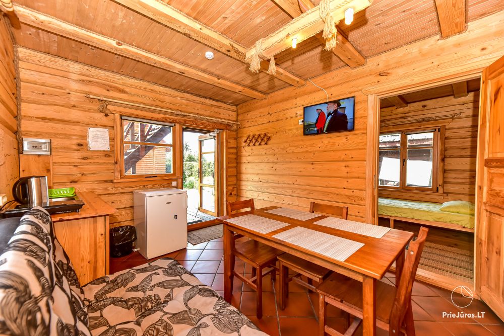 Zwei Zimmer Wohnung und Zimmer zu vermieten in Sventoji, in Holzhaus