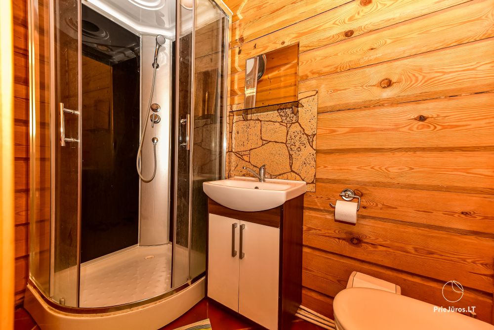 Zwei Zimmer Wohnung und Zimmer zu vermieten in Sventoji, in Holzhaus
