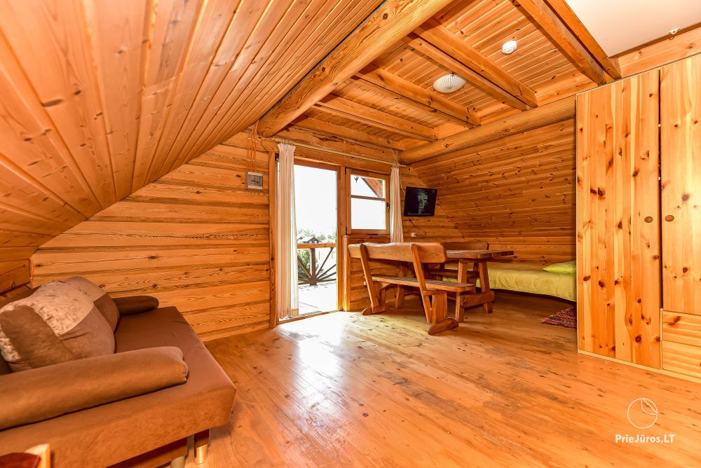 Zwei Zimmer Wohnung und Zimmer zu vermieten in Sventoji, in Holzhaus