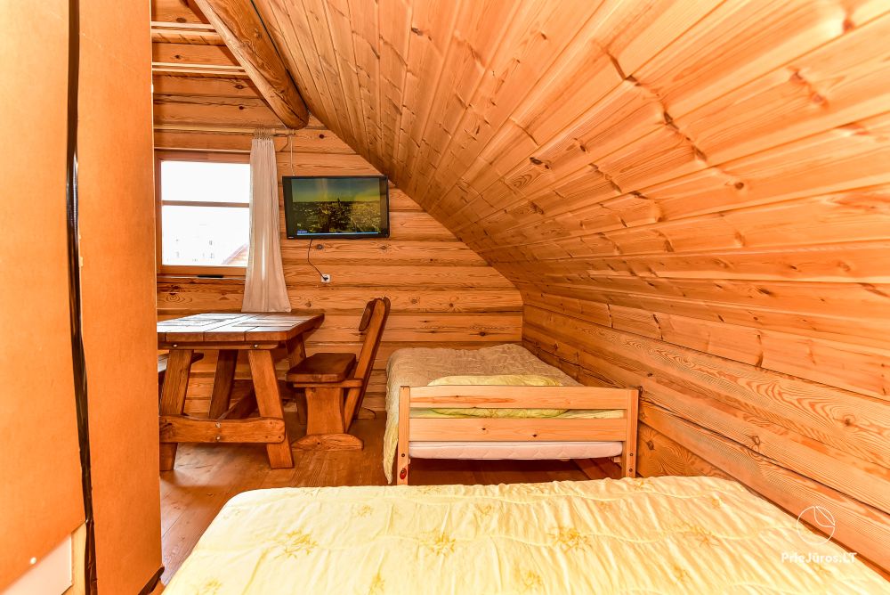 Zwei Zimmer Wohnung und Zimmer zu vermieten in Sventoji, in Holzhaus
