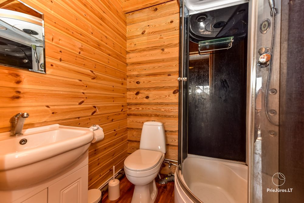 Zwei Zimmer Wohnung und Zimmer zu vermieten in Sventoji, in Holzhaus