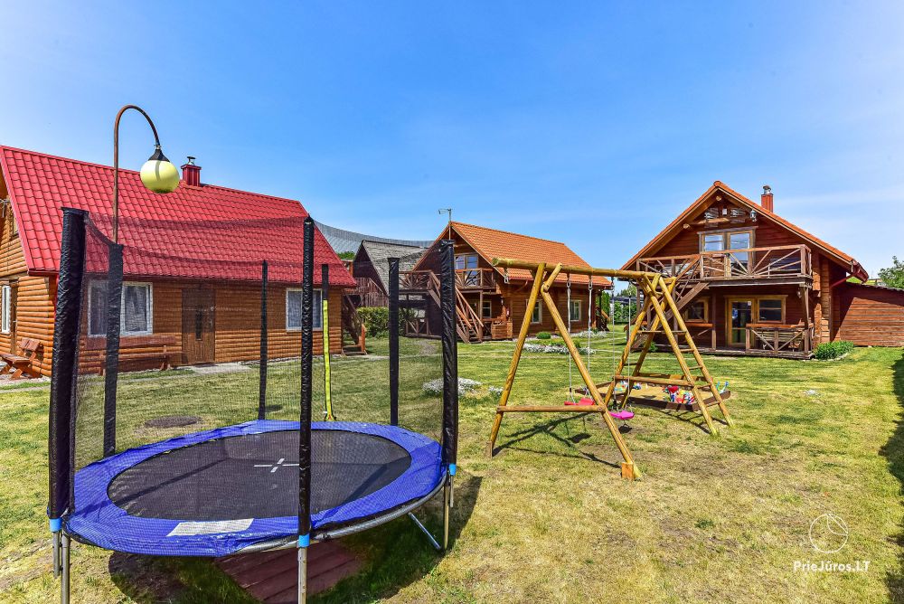 Zwei Zimmer Wohnung und Zimmer zu vermieten in Sventoji, in Holzhaus