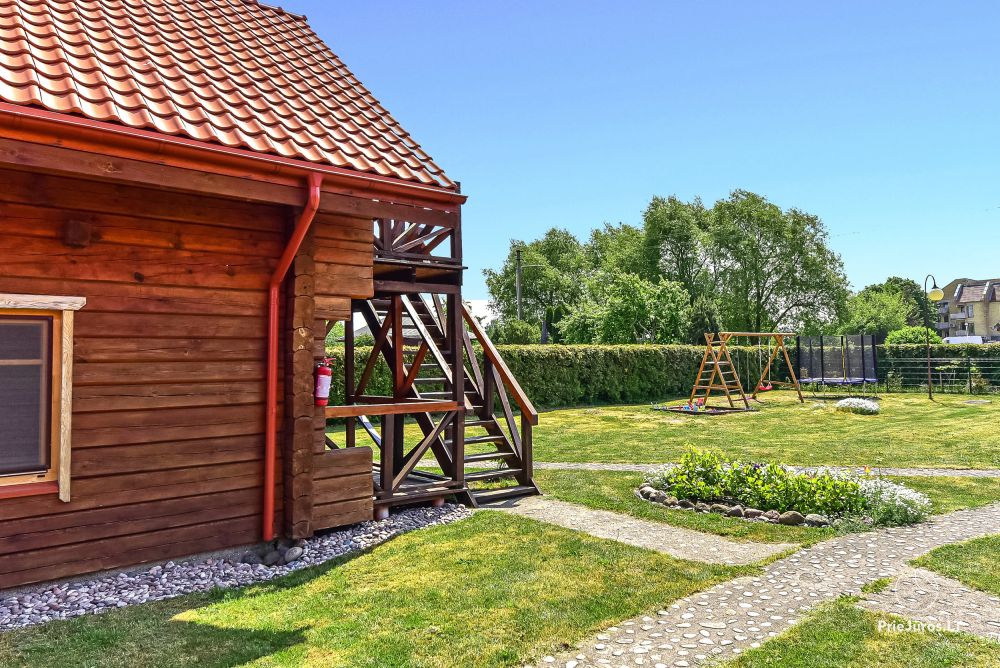 Zwei Zimmer Wohnung und Zimmer zu vermieten in Sventoji, in Holzhaus