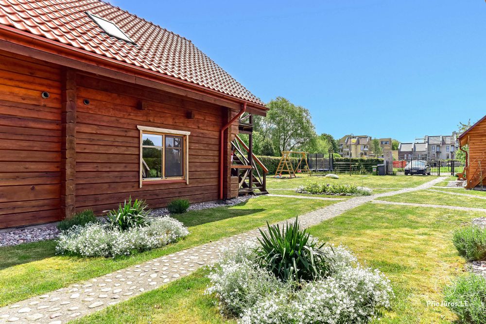 Zwei Zimmer Wohnung und Zimmer zu vermieten in Sventoji, in Holzhaus