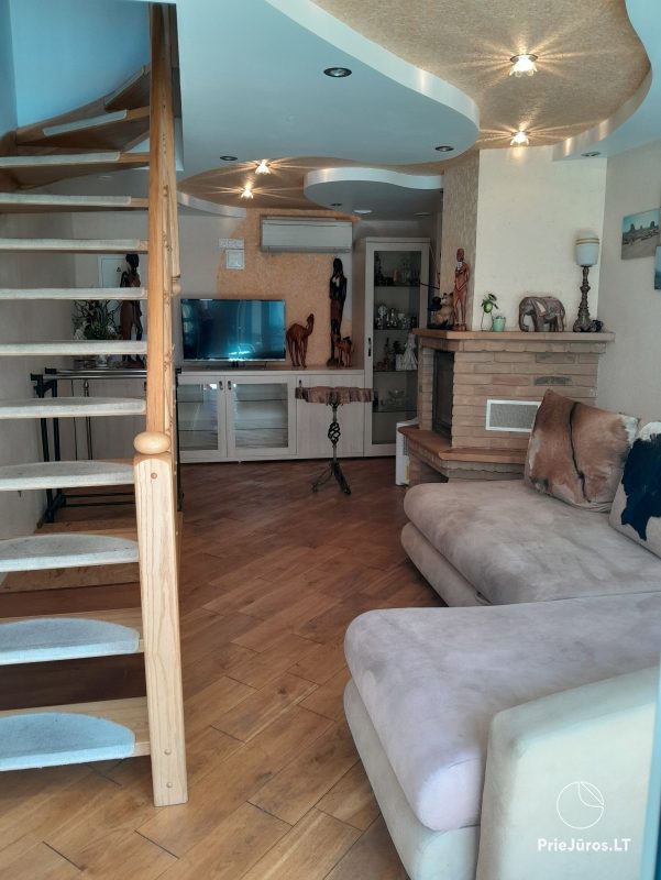 Appartement-Reihenhaus in Nidden mit Terrasse, Kamin, Klimaanlage