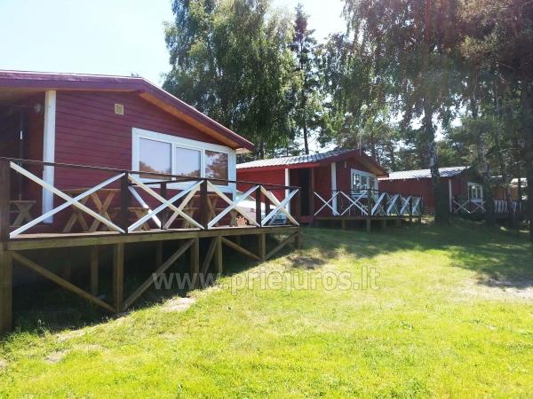 Sommerhäuser mit Terrassen in Sventoji, durch den Fluss - 1