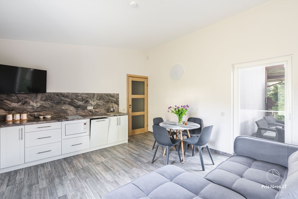 Ferienhaus mit Terrasse und 2-Zimmerwohnung mit eigenem Garten in Palanga