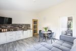 Ferienhaus mit Terrasse und 2-Zimmerwohnung mit eigenem Garten in Palanga