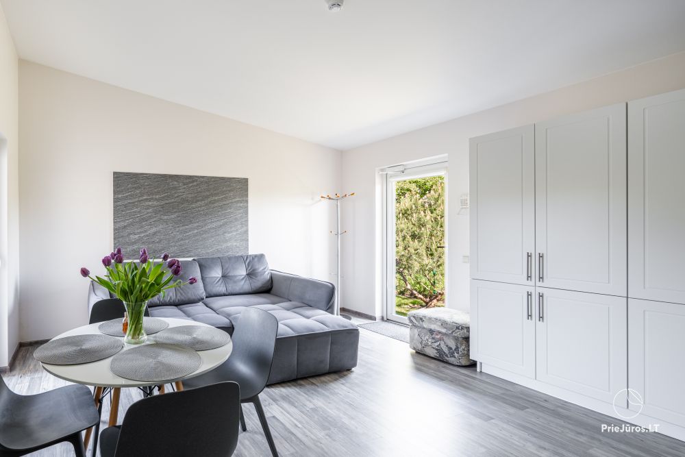 Ferienhaus mit Terrasse und 2-Zimmerwohnung mit eigenem Garten in Palanga