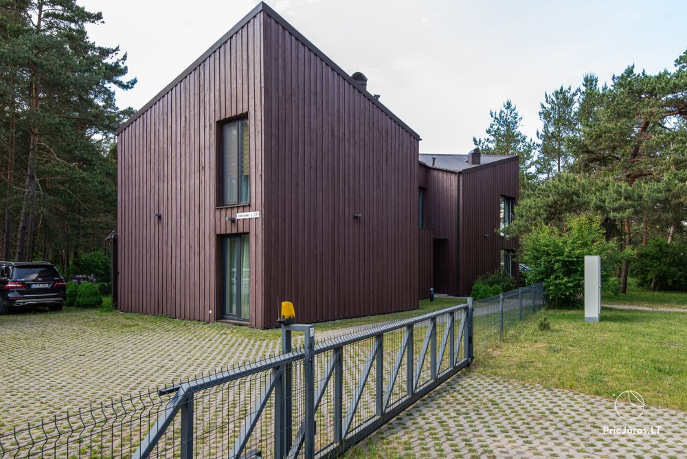 Apartments in Kunigiškiai. Terrasse mit Blick auf einen Kiefernwald, 200 m vom Meer entfernt