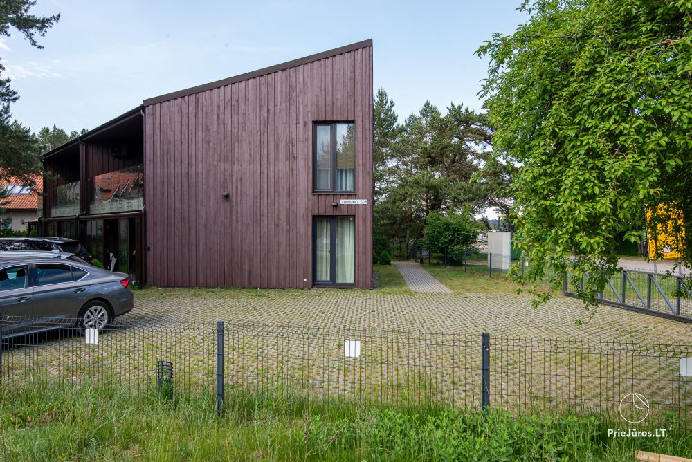 Apartments in Kunigiškiai. Terrasse mit Blick auf einen Kiefernwald, 200 m vom Meer entfernt