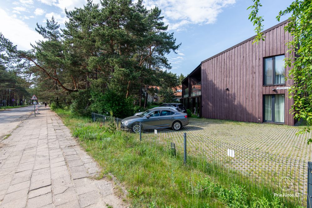 Apartments in Kunigiškiai. Terrasse mit Blick auf einen Kiefernwald, 200 m vom Meer entfernt