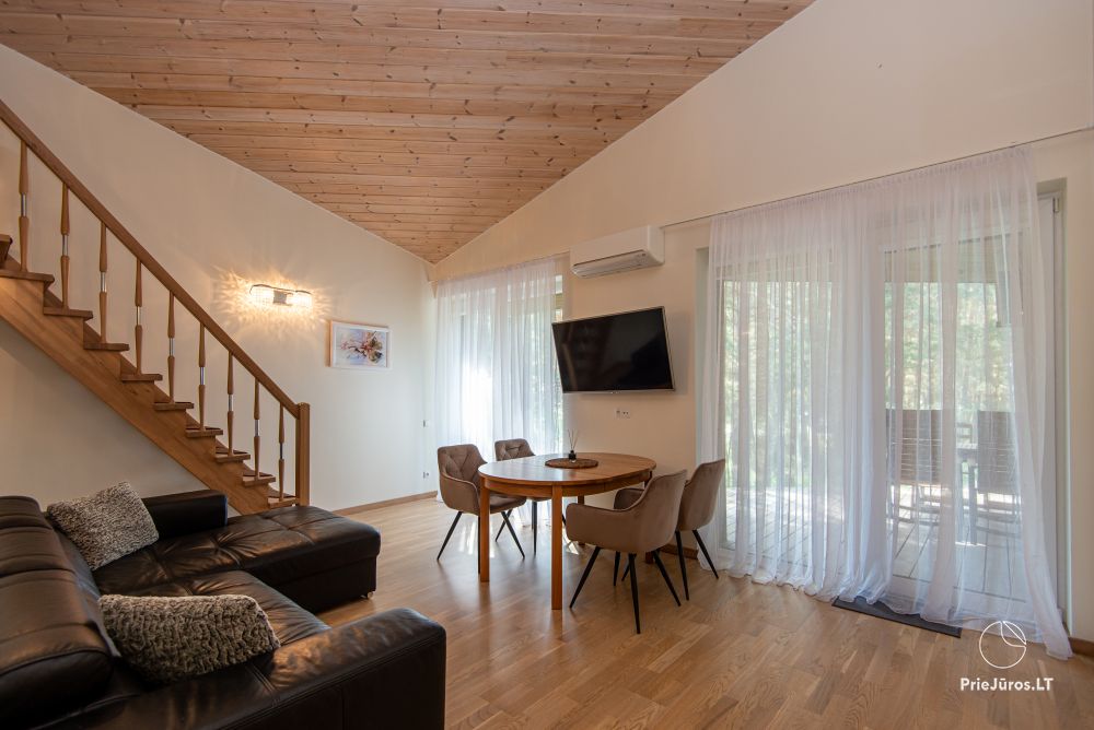 Apartments in Kunigiškiai. Terrasse mit Blick auf einen Kiefernwald, 200 m vom Meer entfernt