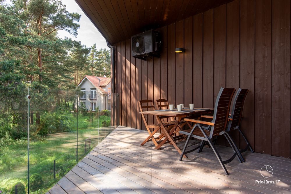Apartments in Kunigiškiai. Terrasse mit Blick auf einen Kiefernwald, 200 m vom Meer entfernt