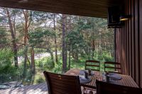 Apartments in Kunigiškiai. Terrasse mit Blick auf einen Kiefernwald, 200 m vom Meer entfernt