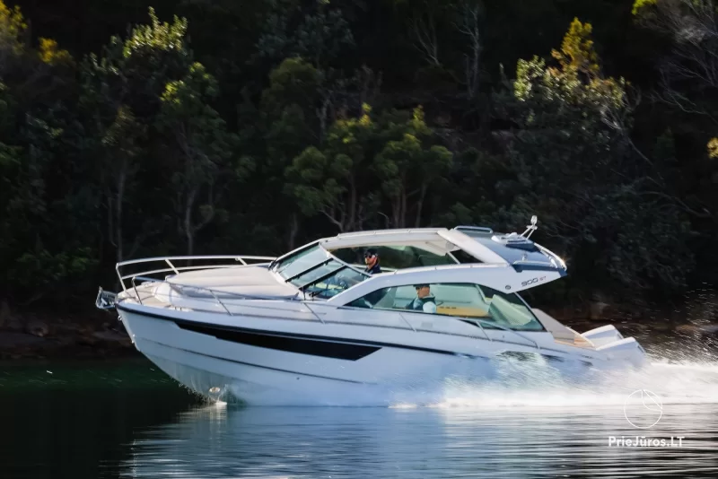 Das Freizeitboot „Lokys“ lädt Sie zu einer Fahrt durch das Kurische Haff ein