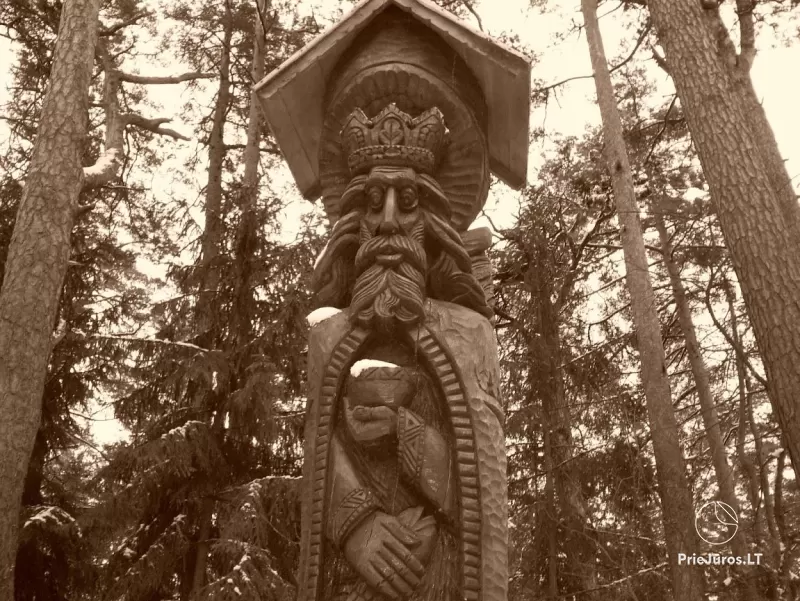 Hexenhügelausstellung von Holzskulpturen in Juodkrante