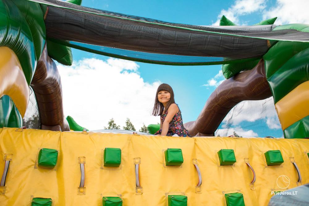 Dinosaur Park DINO.LT Radailiai in einem komplexen "Radailių dvaras" in der Nähe von Klaipeda
