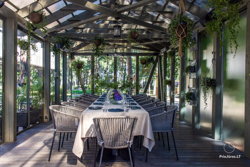 Draußen das Glashaus des Restaurants "grás"