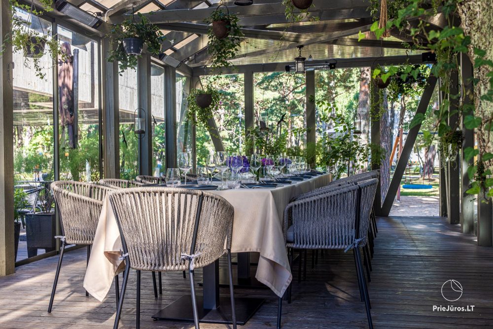 Draußen das Glashaus des Restaurants "grás"