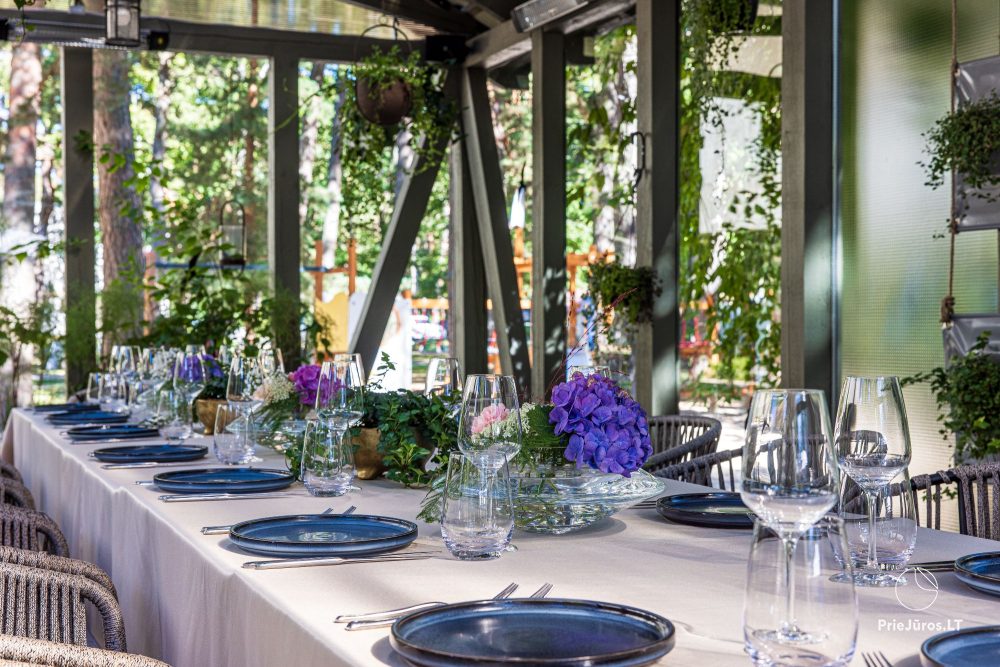 Draußen das Glashaus des Restaurants "grás"