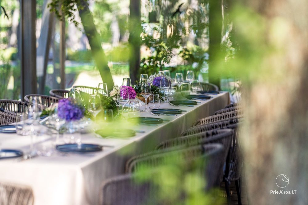 Draußen das Glashaus des Restaurants "grás"