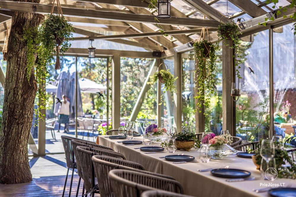 Draußen das Glashaus des Restaurants "grás"