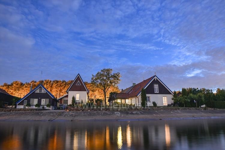 Separate Ferienwohnungen und Apartments am Ufer der Lagune