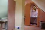 Andere Wohnung in der dritten Etage: 1 Zimmer, kleine Küche, Dusche, WC. - 2