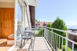 Raum. 2 mit einem Blick auf die Bucht und einen Balkon (zweite Etage)