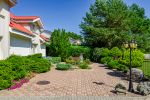 Privaten Hof mit einem Garten, Gartenmöbel, Pergola, Kinderspielplatz, PKW-Parkplatz - 2