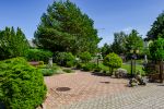 Privaten Hof mit einem Garten, Gartenmöbel, Pergola, Kinderspielplatz, PKW-Parkplatz - 4