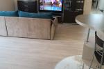 Moderne Wohnung im Zentrum von Palanga: privater Rasen mit Terrasse und Gartenmöbeln