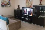Moderne Wohnung im Zentrum von Palanga: privater Rasen mit Terrasse und Gartenmöbeln