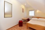 Nr. 301 Familien-Dreizimmerwohnung (2 + 2 + 2) im III. Stock mit eigener Dusche und WC - 4