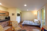 Studio apartment with a private patio - 1