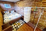 NEIN. 9 Studio-Apartment im Untergeschoss aus roten Backsteinen. Die Wohnung ist für bis zu 2 Personen vorgesehen. - 5