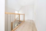 Cremefarbene Cottage-Apartments im zweiten Stock mit Balkon für 4 Personen. 40 qm.