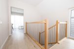 Cremefarbene Cottage-Apartments im zweiten Stock mit Balkon für 4 Personen. 40 qm.