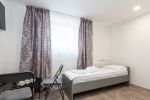 Nr. 1 Zwei miteinander verbundene Zimmer mit fünf Einzelbetten (keine Türen zwischen den Zimmern) mit separatem Badezimmer im Erdgeschoss. - 2