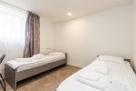Nr. 1 Zwei miteinander verbundene Zimmer mit fünf Einzelbetten (keine Türen zwischen den Zimmern) mit separatem Badezimmer im Erdgeschoss. - 3