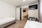 Nr. 1 Zwei miteinander verbundene Zimmer mit fünf Einzelbetten (keine Türen zwischen den Zimmern) mit separatem Badezimmer im Erdgeschoss. - 4