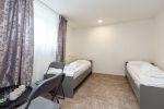 Nr. 1 Zwei miteinander verbundene Zimmer mit fünf Einzelbetten (keine Türen zwischen den Zimmern) mit separatem Badezimmer im Erdgeschoss. - 5