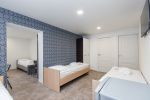 Nr. 1 Zwei miteinander verbundene Zimmer mit fünf Einzelbetten (keine Türen zwischen den Zimmern) mit separatem Badezimmer im Erdgeschoss. - 1
