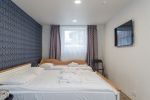 Nr. 2 Zimmer mit einem Doppel- und einem Einzelbett sowie separatem Badezimmer im Erdgeschoss. - 1
