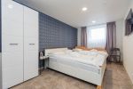 Nr. 2 Zimmer mit einem Doppel- und einem Einzelbett sowie separatem Badezimmer im Erdgeschoss. - 2