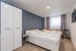 Nr. 2 Zimmer mit einem Doppel- und einem Einzelbett sowie separatem Badezimmer im Erdgeschoss. - 3
