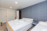 Nr. 2 Zimmer mit einem Doppel- und einem Einzelbett sowie separatem Badezimmer im Erdgeschoss. - 4