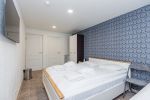 Nr. 2 Zimmer mit einem Doppel- und einem Einzelbett sowie separatem Badezimmer im Erdgeschoss. - 5