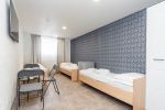 Nr. 3 Zimmer mit drei Einzelbetten und separatem Badezimmer im Erdgeschoss. - 2